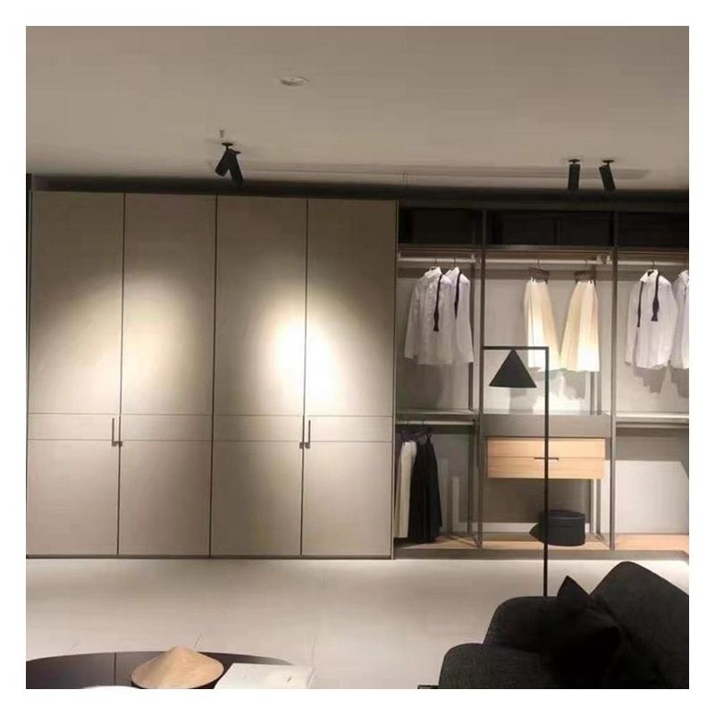 Gepersonaliseerde kleedkamer met minimalistische houten opslagoplossing voor slaapkamermeubilair