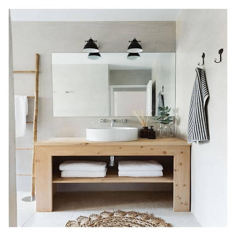 Massivhouten badkamerkas met zilveren spiegel en vintage stijl