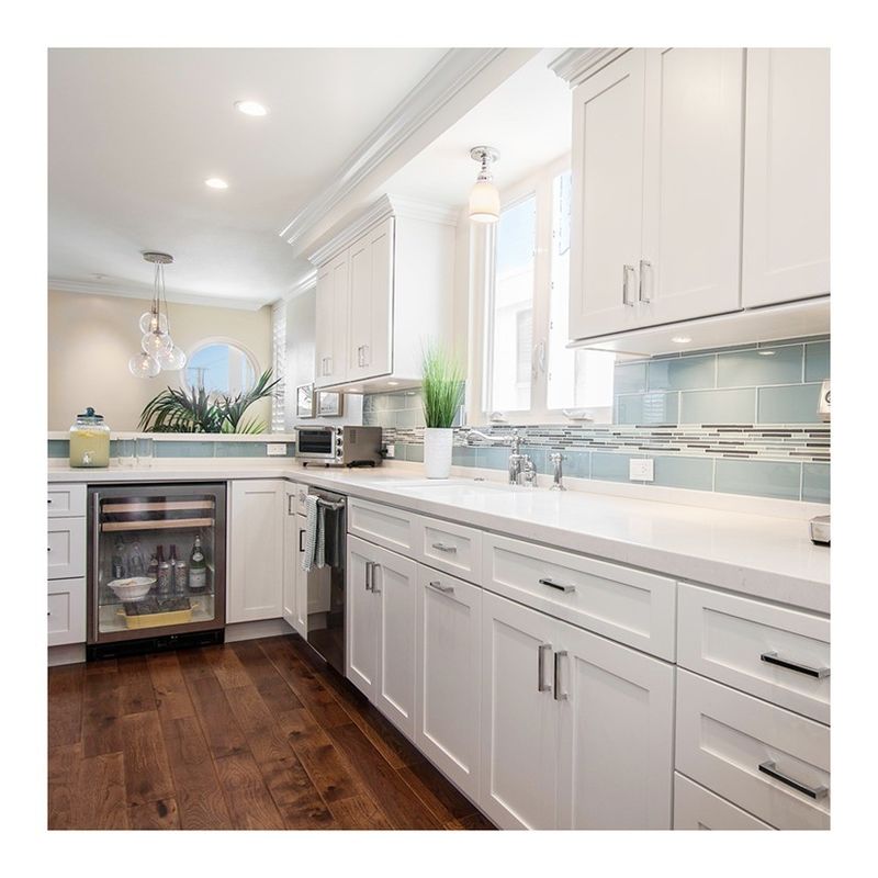 Moderne White Shaker Acryl RTA Keuken Pantry Kas met Magic Corner Design Stijl
