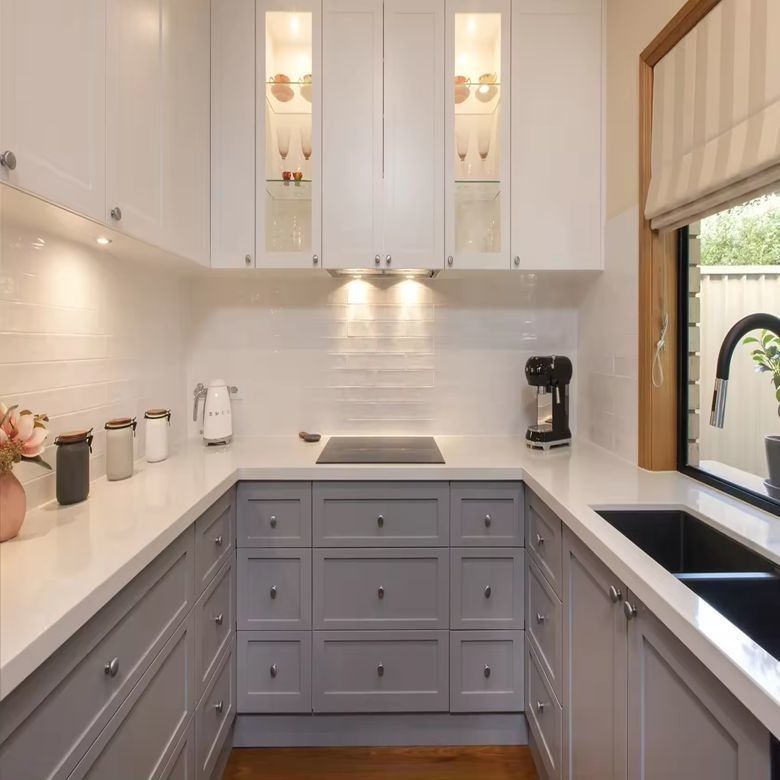 Moderne White Shaker Acryl RTA Keuken Pantry Kas met Magic Corner Design Stijl