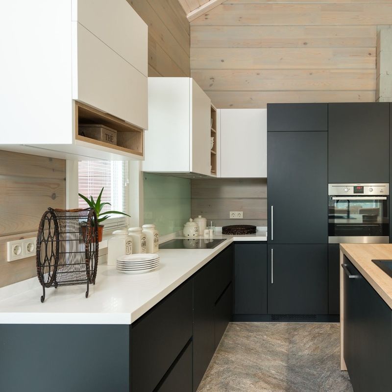Slimme hoek draaiende mand toevoeging aan moderne keukenkasten met modulair ontwerp