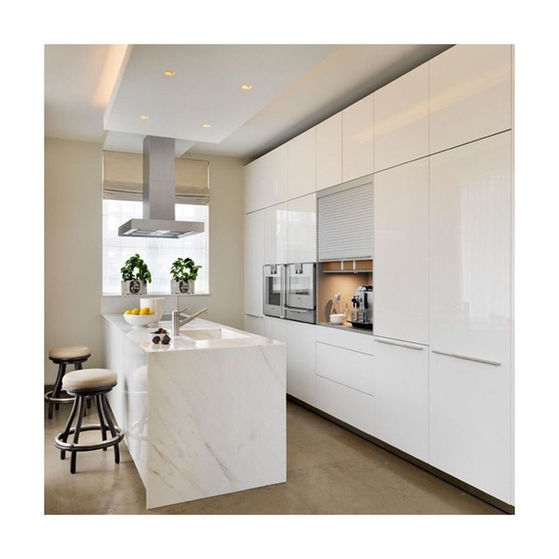 Vlakkige tafel en fineer afwerking voor grote witte keuken eiland in Europese stijl