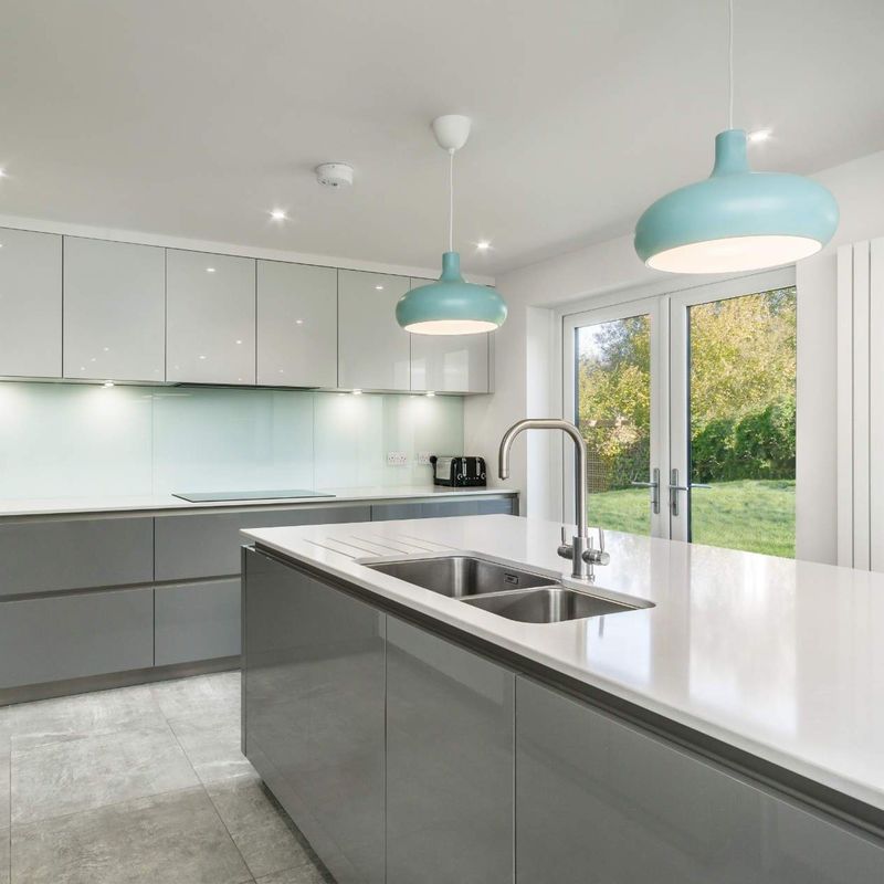 Vlakkige tafel en fineer afwerking voor grote witte keuken eiland in Europese stijl