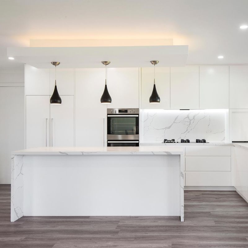 Vlakkige tafel en fineer afwerking voor grote witte keuken eiland in Europese stijl