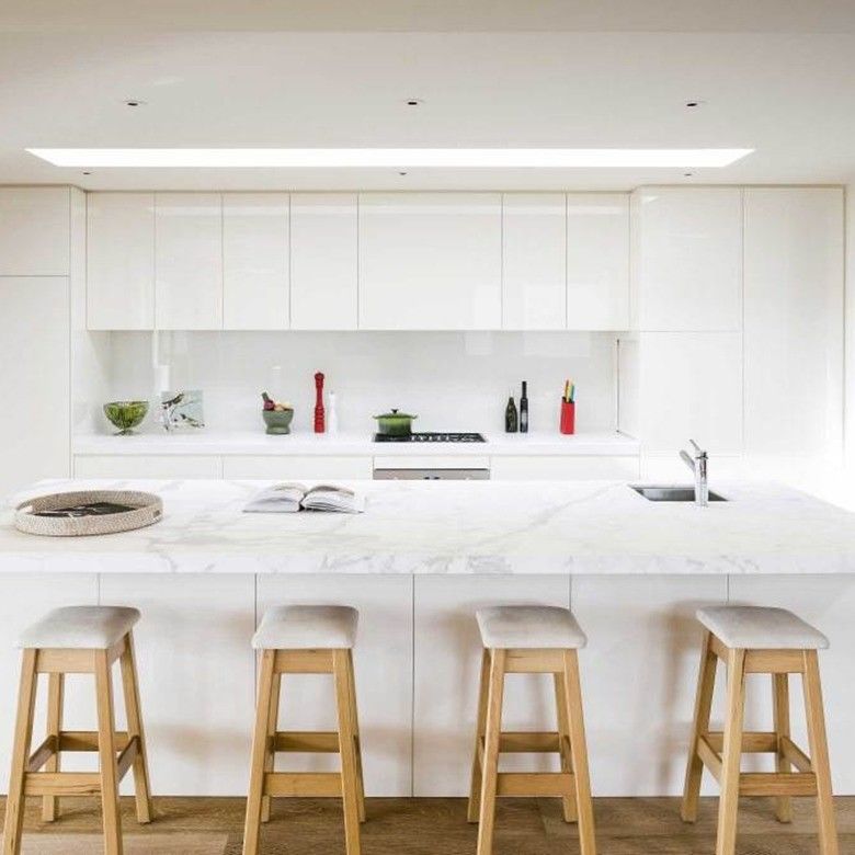 Vlakkige tafel en fineer afwerking voor grote witte keuken eiland in Europese stijl