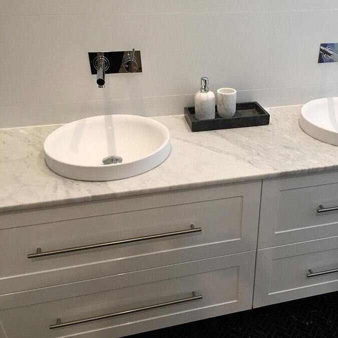 Badkamer van massief hout met wastafel in moderne stijl en luxe witte lak