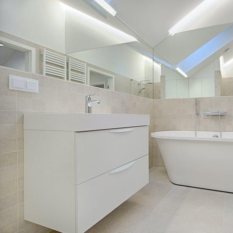 Badkamer van massief hout met wastafel in moderne stijl en luxe witte lak