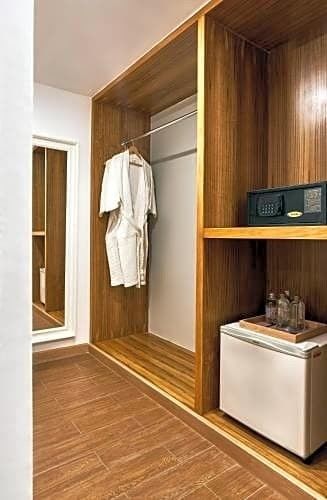 Modern stijl High End Walk-in kastjes gemaakt van MR HDF board voor aangepaste slaapkamers
