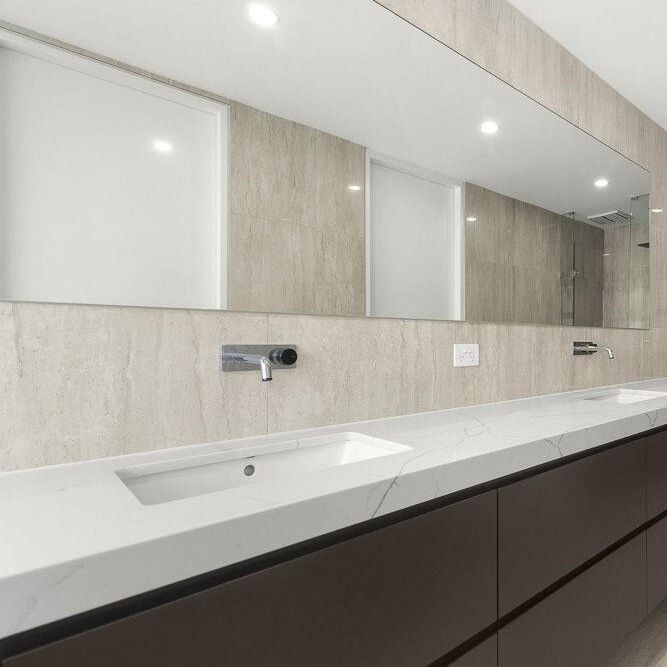Houten wand gemonteerde badkamerkas Slab Basin en LED-licht Spiegel 38-46 inch Breedte