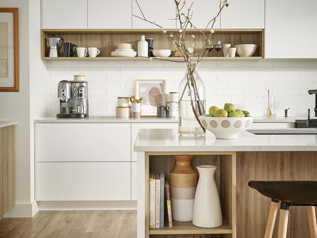 Volledige moderne keukenkasten met kwartssteen aan tafel en houten pantryopslag
