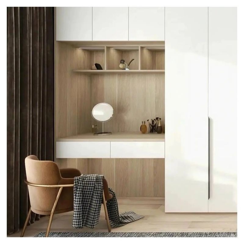 Moderne houten kleedkamer met spiegel voor slaapkamer Wandkast en kleding Kledingkast