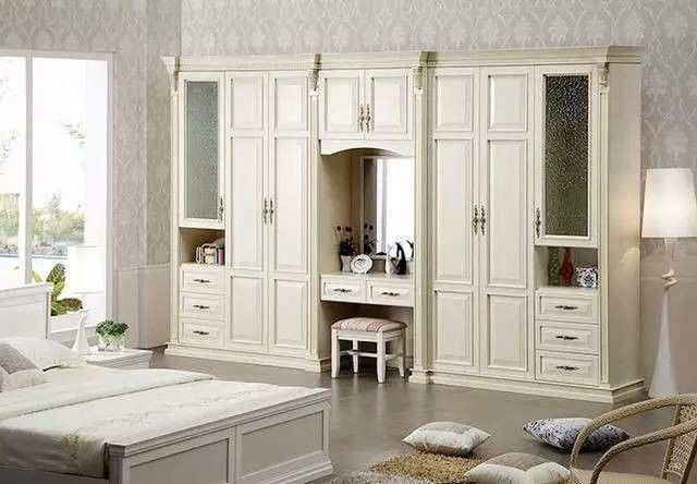 Op maat gemaakte slaapkamer Europese stijl schuifdeur Hoekkasten zonder opgevouwen ontwerp