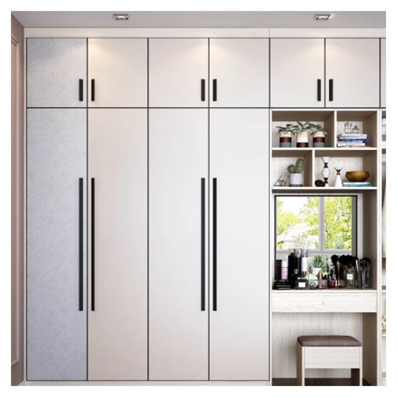 Eenvoudige deur kleding hangend ontwerp DIY designer garderobe voor kleding in een moderne villa