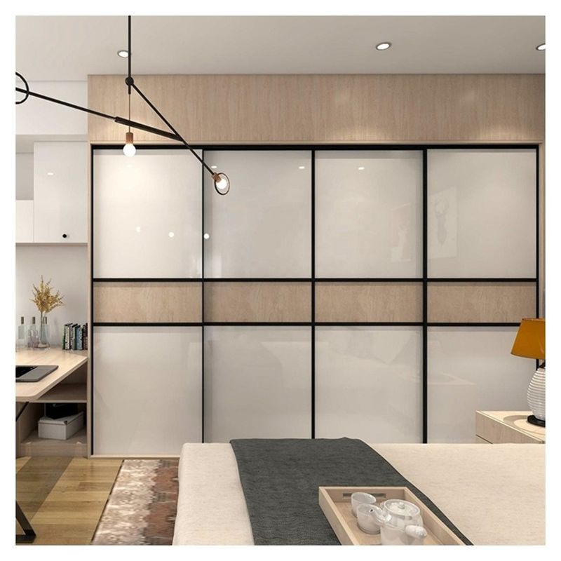 Eenvoudige deur kleding hangend ontwerp DIY designer garderobe voor kleding in een moderne villa
