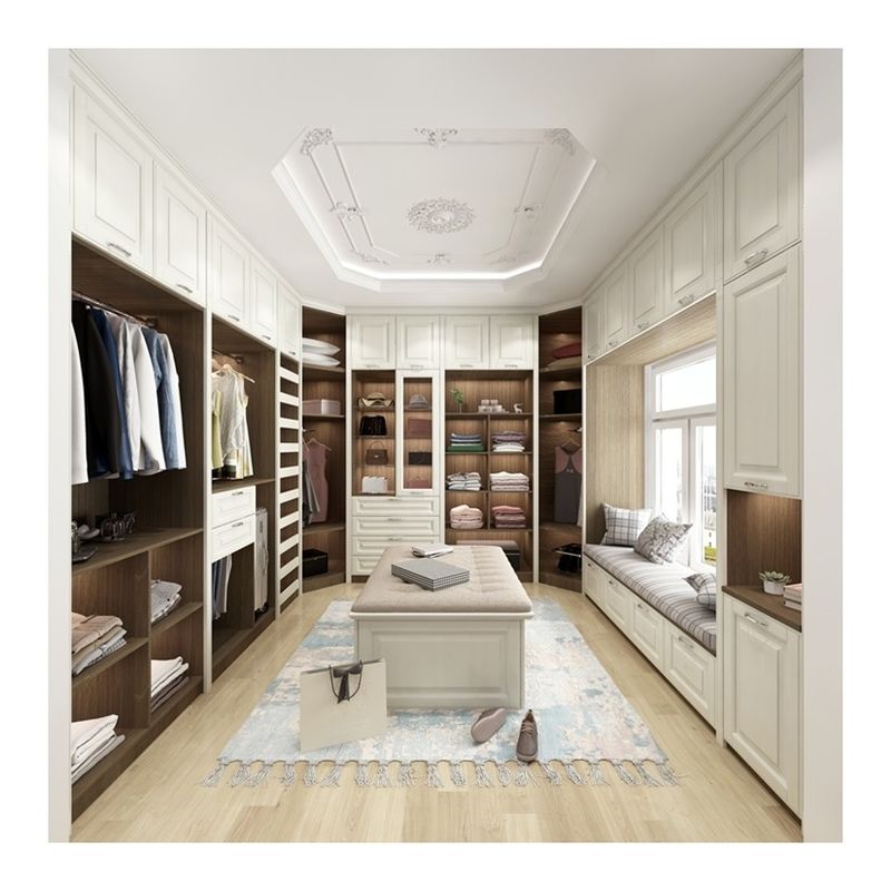 Hedendaagse slaapkamer Walk-in Kledingkast met Custom Houten Ontwerp en MR HDF Board