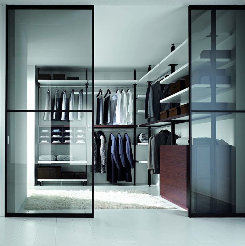 Hedendaagse slaapkamer Walk-in Kledingkast met Custom Houten Ontwerp en MR HDF Board