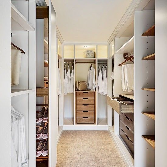 Hedendaagse slaapkamer Walk-in Kledingkast met Custom Houten Ontwerp en MR HDF Board
