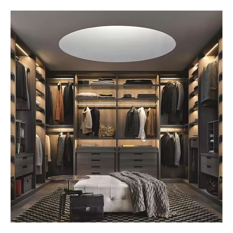 Hedendaagse slaapkamer Walk-in Kledingkast met Custom Houten Ontwerp en MR HDF Board