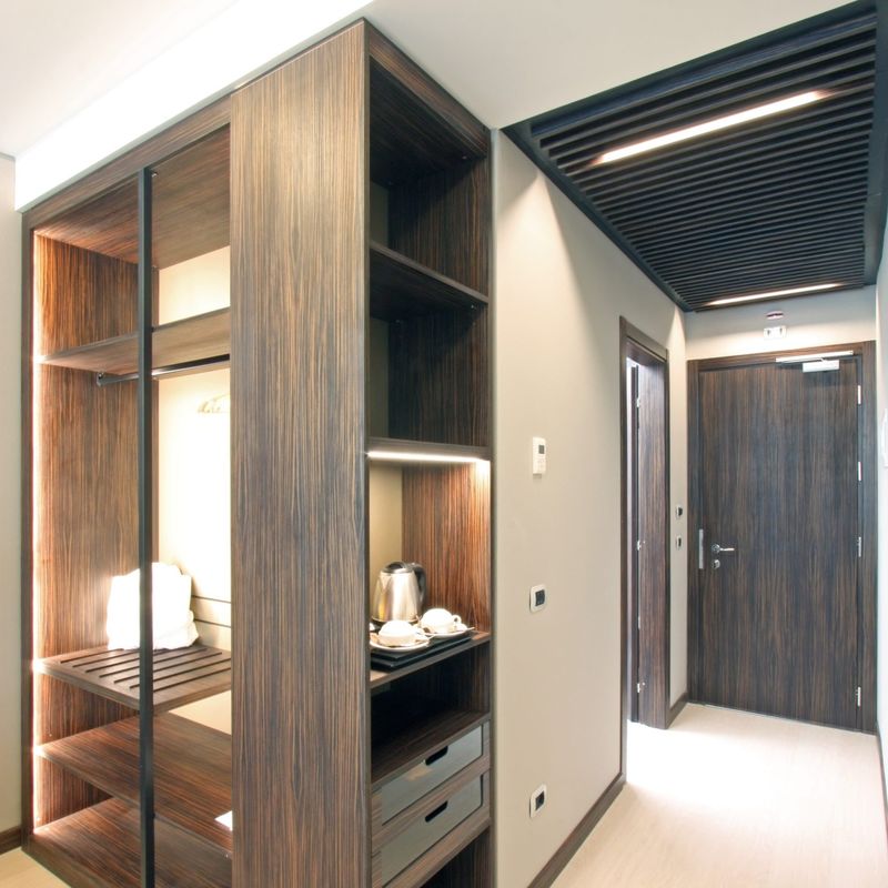 YALIG Hotelmeubilair Hedendaagse Houten Schuifdeur Garderobe met ingebouwd systeem