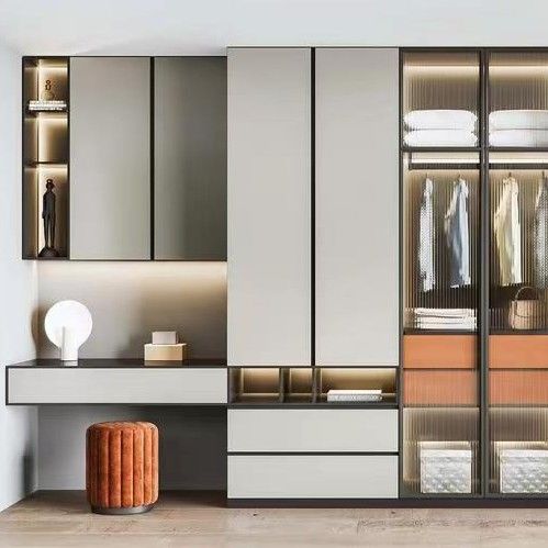 Modern stijl villa slaapkamer Houten kleedkamer met 8 schuifdeuren en spiegelontwerp
