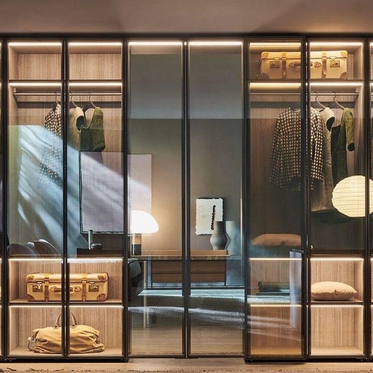 Modern stijl villa slaapkamer Houten kleedkamer met 8 schuifdeuren en spiegelontwerp