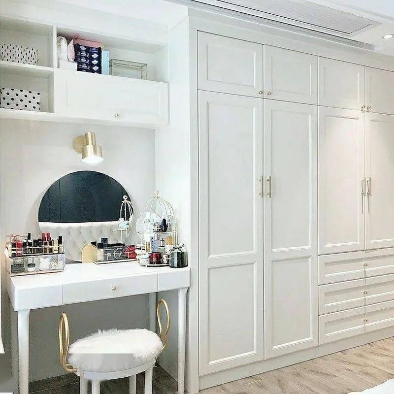 Modern stijl villa slaapkamer Houten kleedkamer met 8 schuifdeuren en spiegelontwerp