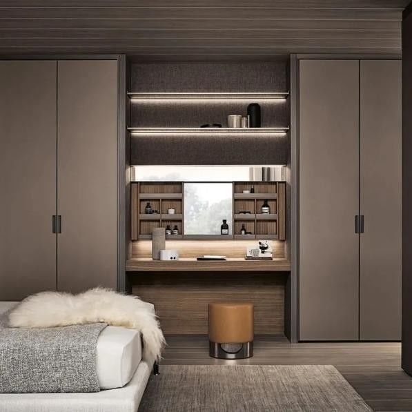 Modern stijl villa slaapkamer Houten kleedkamer met 8 schuifdeuren en spiegelontwerp