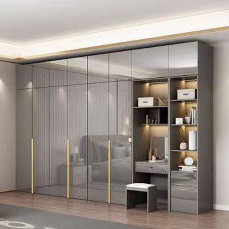 Modern stijl villa slaapkamer Houten kleedkamer met 8 schuifdeuren en spiegelontwerp