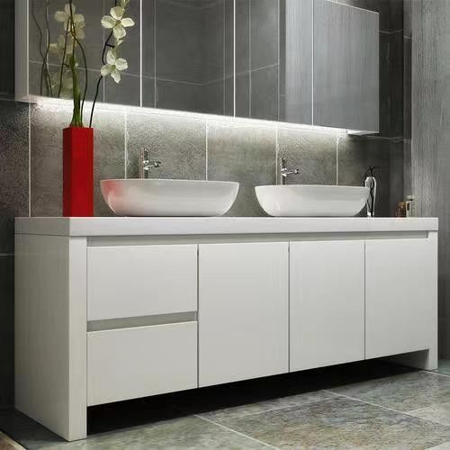 Moderne kast opslag en badkamer vanity licht combo met spiegel door YALIG Design